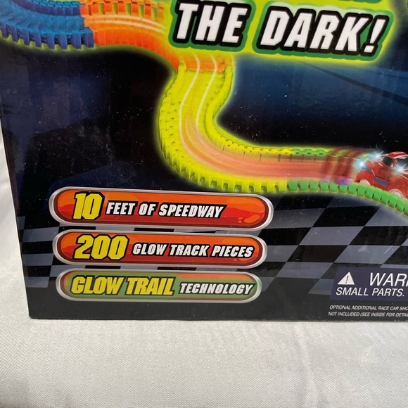 New As Seen On TV Magic Tracks Glow Set - Picture 2 of 11